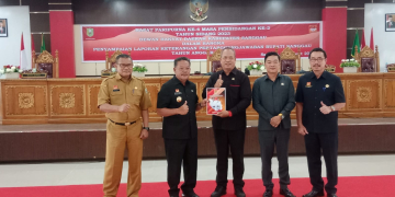 Foto--Bupati Sanggau, Paolus Hadi menyerahkan nota LKPj tahun 2022 kepada Ketua DPRD Kabupaten Sangga7, Jumadi, Senin (27/03/2023)---Kiram Akbar