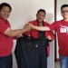 Rajuliansyah (tengah) resmi bergabung dengan PDI Perjuangan Kapuas Hulu ditandai dengan penyerahan baju partai secara simbolis oleh Ketua dan Sekretaris DPC PDI Perjuangan Kapuas Hulu