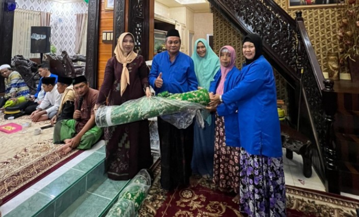  Anggota DPD RI/MPR RI, Erlinawati S,H, M.A.P saat memberikan bantuan kepada kelompok pengajian