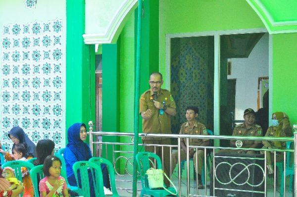 Foto---Kepala Dinas Kesehatan, Ginting memberi sambutan pada acara pencanangan Posyandu Online di Kelurahan Tanjung Kapuas, belum lama ini--Kiram Akbar