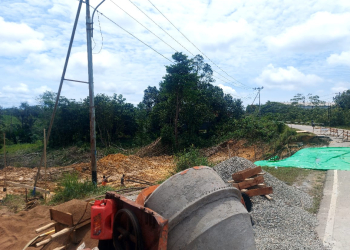 Foto--- Kondisi Jalan Sungai Mawang yang ditutupi terpal untuk menghindari gerusan air hujan--ist