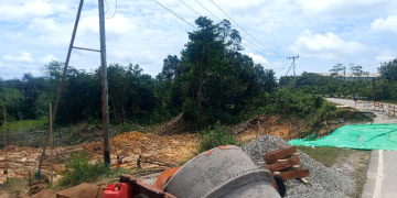 Foto--- Kondisi Jalan Sungai Mawang yang ditutupi terpal untuk menghindari gerusan air hujan--ist