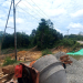 Foto--- Kondisi Jalan Sungai Mawang yang ditutupi terpal untuk menghindari gerusan air hujan--ist