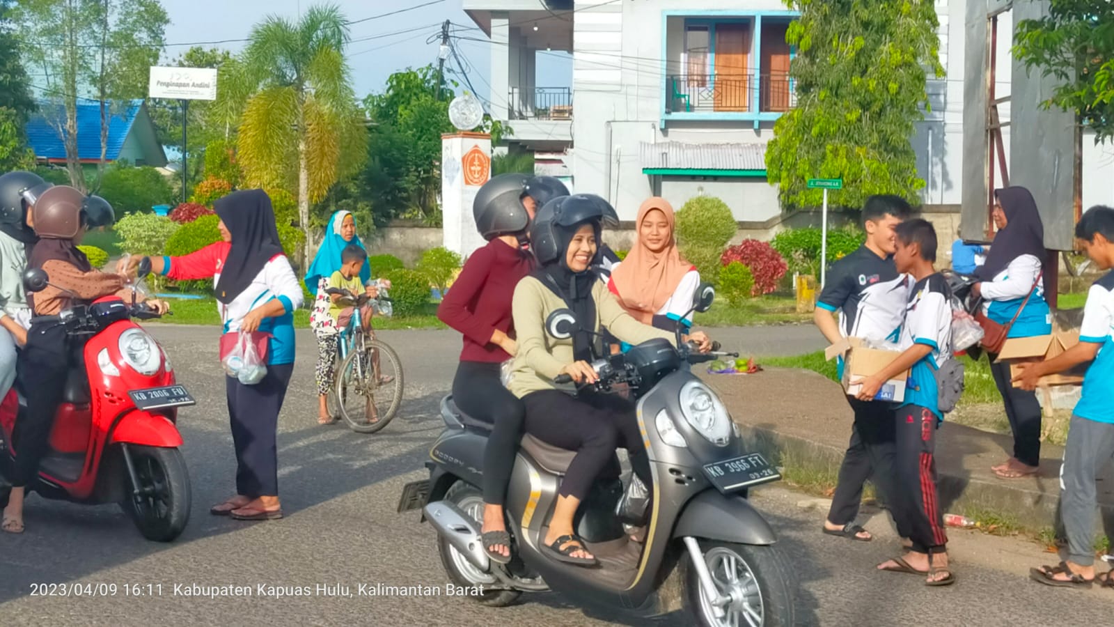 Inkanas Kabupaten Kapuas Hulu Ranting Putussibau Utara saat membagikan takjil kepada masyarakat