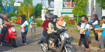Pembagian takjil yang dilakukan oleh Inkai Kapuas Hulu Ranting Putussibau Utara untuk pengguna jalan di Kota Putussibau