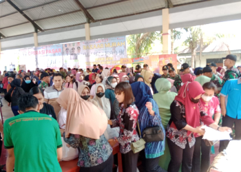 Foto---Ribuan warga emedatilokasi pasar murah yang digelar Disperindagkop dan UM Sanggau, Kamis (13/04/ 2023)--Kiram