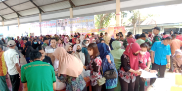 Foto---Ribuan warga emedatilokasi pasar murah yang digelar Disperindagkop dan UM Sanggau, Kamis (13/04/ 2023)--Kiram