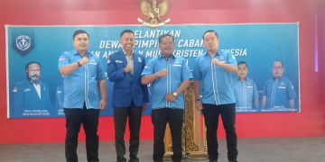 Foto---Bupati Sanggau, Paolus Hadi berfoto bersama Ketua DPD GAMKI Kalbar, Jeffray Edward (dua dari kiri), Ketua DPC GAMKI Sanggau, Robby Sugianto, dan Ketua Panitia Pelantikan, Tommy Hirono (paling kanan) di sela-sela acara pelantikan, Sabtu (15/04/2023)---Kiram Akbar