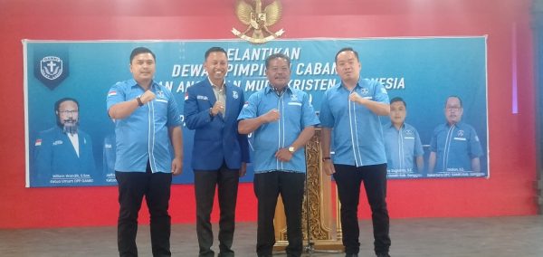 Foto---Bupati Sanggau, Paolus Hadi berfoto bersama Ketua DPD GAMKI Kalbar, Jeffray Edward (dua dari kiri), Ketua DPC GAMKI Sanggau, Robby Sugianto, dan Ketua Panitia Pelantikan, Tommy Hirono (paling kanan) di sela-sela acara pelantikan, Sabtu (15/04/2023)---Kiram Akbar