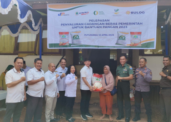 Penyaluran bantuan pangan beras secara simbolis dari Bulog Putussibau dari Wakil Bupati Kapuas Hulu untuk KPM di Kapuas Hulu