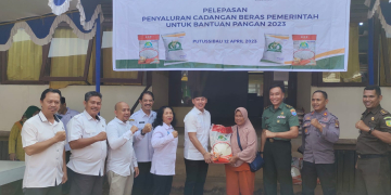 Penyaluran bantuan pangan beras secara simbolis dari Bulog Putussibau dari Wakil Bupati Kapuas Hulu untuk KPM di Kapuas Hulu