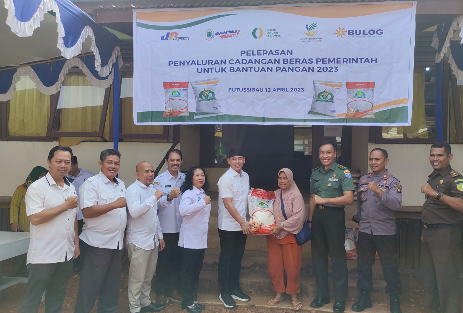 Penyaluran bantuan pangan beras secara simbolis dari Bulog Putussibau dari Wakil Bupati Kapuas Hulu untuk KPM di Kapuas Hulu