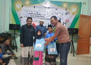 RH III Amos Bode saat memberikan bingkisan untuk anak yatim di yayasan Baitul Maqdis Putussibau