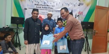 RH III Amos Bode saat memberikan bingkisan untuk anak yatim di yayasan Baitul Maqdis Putussibau