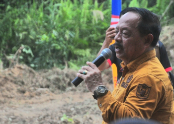 FOTO-Wakil Bupati Sanggau, Yohanes Ontot melaunching pengerjaan ruas jalan Semuntai-Kedukul---Kiram Akbar