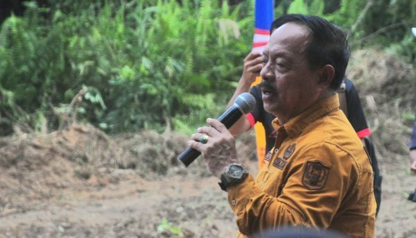 FOTO-Wakil Bupati Sanggau, Yohanes Ontot melaunching pengerjaan ruas jalan Semuntai-Kedukul---Kiram Akbar