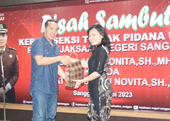 Foto---Monita menerima cenderamata dari Kajari Sanggau, Anton Rudiyanto dalam acara pisah-sambut Kasi Pidum Kejari Sanggau, Kamis (04/05/2023)---ist 