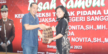 Foto---Monita menerima cenderamata dari Kajari Sanggau, Anton Rudiyanto dalam acara pisah-sambut Kasi Pidum Kejari Sanggau, Kamis (04/05/2023)---ist 