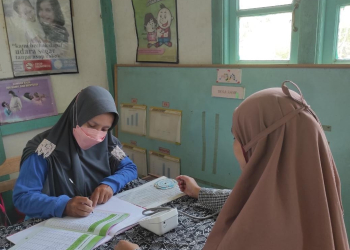 Foto---Salah seorang petugas medis di Sanggau melakukan pemeriksaan kesehatan warga--Kiram 
