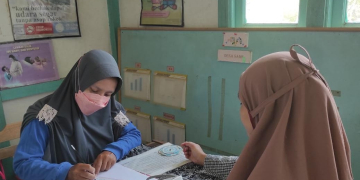 Foto---Salah seorang petugas medis di Sanggau melakukan pemeriksaan kesehatan warga--Kiram 