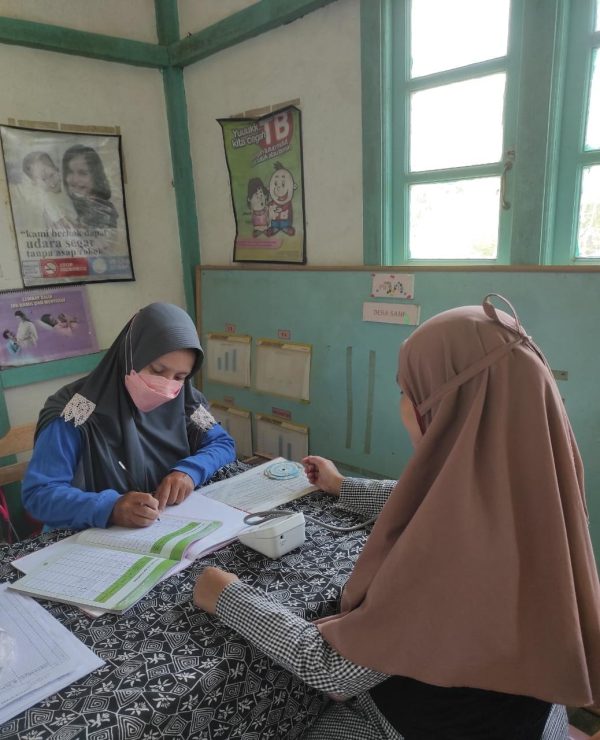 Foto---Salah seorang petugas medis di Sanggau melakukan pemeriksaan kesehatan warga--Kiram 