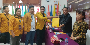 Fabianus Kasim Ketua DPC Hanura Kapuas Hulu saat menyerahkan berkas pendaftaran Bacaleg ke KPU Kapuas Hulu