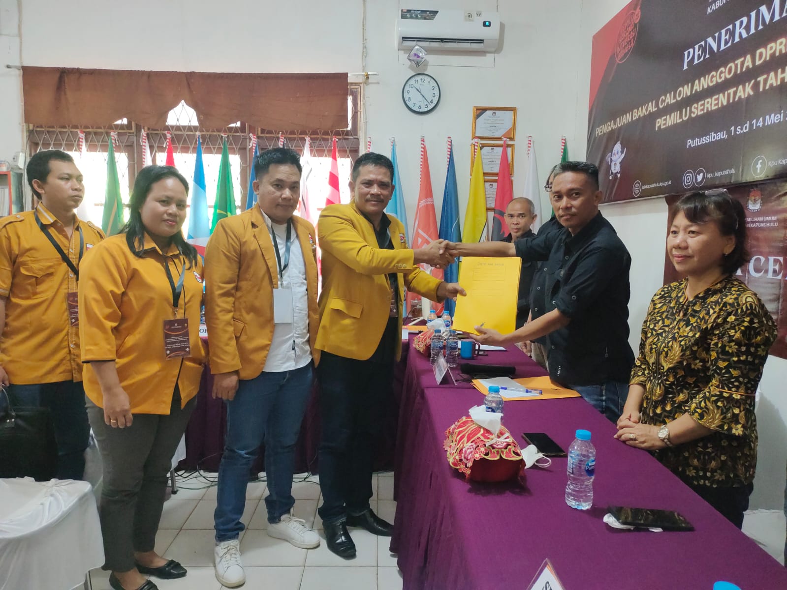 Fabianus Kasim Ketua DPC Hanura Kapuas Hulu saat menyerahkan berkas pendaftaran Bacaleg ke KPU Kapuas Hulu