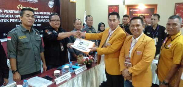 Foto--- Ketua DPC Hanura Sanggau didampingi jajaran pengurusnya saat menyerahkan berkas pendaftaran bakal calon anggota DPRD Sanggau kepada Ketua KPU Sanggau, disaksikan seluruh Kamisioner dan Anggota Bawaslu Sanggau, Rabu (10/05/2023)---Kiram Akbar