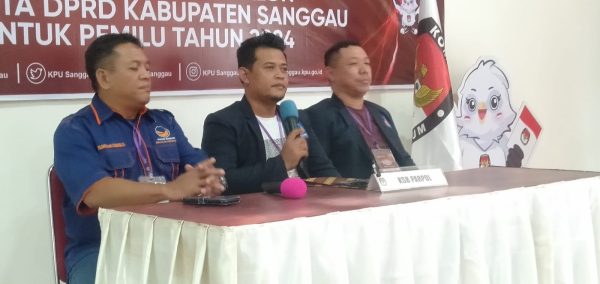 Foto---Wakli Ketua DPRD Nasdem Sanggau, Andreas Herwan Susilo (tengah) memberikan keterangan dalam konfrensi pers usai pendaftaran, didampingi Yuvenalis Krismojo dan Fransisku Suwondo, Kamis (11/05/2023)---Kiram Akbar