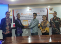 Penyerahan berkas berita acara hasil rekapitulasi hasil DPSHP kepada partai politik dari KPU Kapuas Hulu