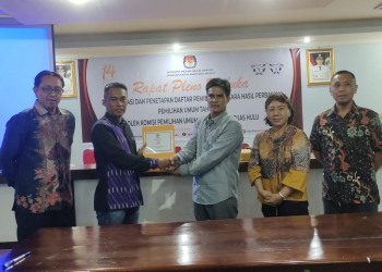 Penyerahan berkas berita acara hasil rekapitulasi hasil DPSHP kepada partai politik dari KPU Kapuas Hulu