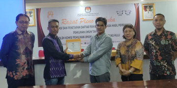 Penyerahan berkas berita acara hasil rekapitulasi hasil DPSHP kepada partai politik dari KPU Kapuas Hulu