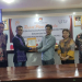 Penyerahan berkas berita acara hasil rekapitulasi hasil DPSHP kepada partai politik dari KPU Kapuas Hulu