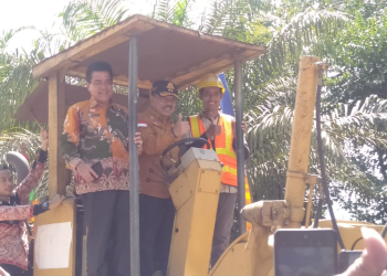 Foto---Wakil Bupati Sanggau, Yohanes Ontot dan Kepala Dinas Bina Marga dan Sumber Daya Air Kabupaten Sanggau, John Hendri menaiki alat berat sebagai tanda dimulainya pengerjaan ruas jalan Semuntai-Kedukul, Jumat (12/05/2023)--Kiram Akbar