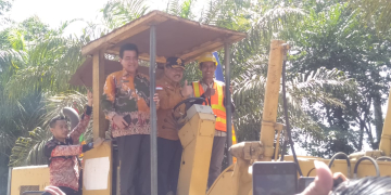 Foto---Wakil Bupati Sanggau, Yohanes Ontot dan Kepala Dinas Bina Marga dan Sumber Daya Air Kabupaten Sanggau, John Hendri menaiki alat berat sebagai tanda dimulainya pengerjaan ruas jalan Semuntai-Kedukul, Jumat (12/05/2023)--Kiram Akbar