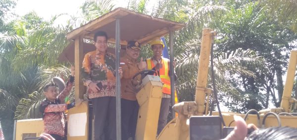 Foto---Wakil Bupati Sanggau, Yohanes Ontot dan Kepala Dinas Bina Marga dan Sumber Daya Air Kabupaten Sanggau, John Hendri menaiki alat berat sebagai tanda dimulainya pengerjaan ruas jalan Semuntai-Kedukul, Jumat (12/05/2023)--Kiram Akbar