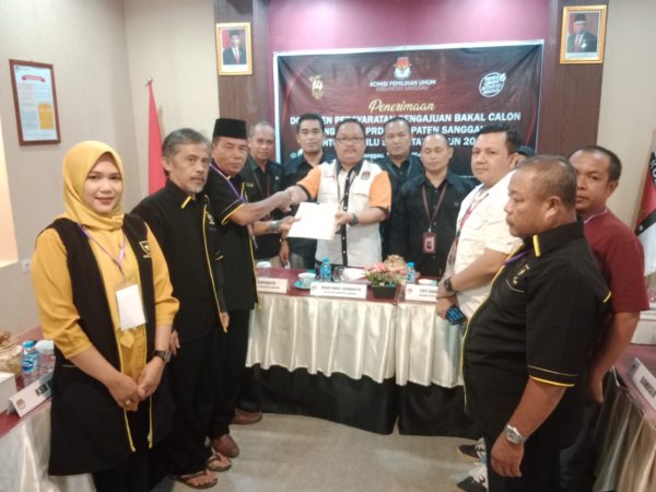 FOTO---Pengirus Partai Umat menyerahkan berkas Bacaleg ke KPU Sanggau, Minggu (14/05/203)---ist