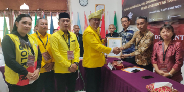 Ketua DPD Partai Golkar Kapuas Hulu Kuswandi saat menyerahkan berkas Bacaleg ke KPU Kapuas Hulu