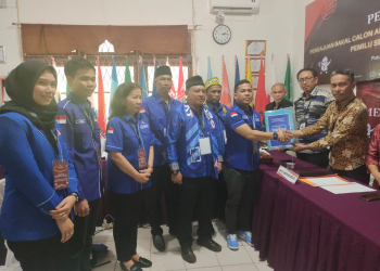 Ketua DPC Demokrat Kabupaten Kapuas Hulu Wahyudin saat menyerahkan berkas pendaftaran Bacaleg ke KPU Kapuas Hulu