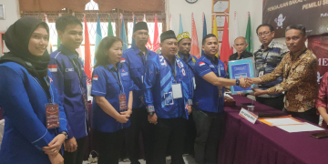 Ketua DPC Demokrat Kabupaten Kapuas Hulu Wahyudin saat menyerahkan berkas pendaftaran Bacaleg ke KPU Kapuas Hulu