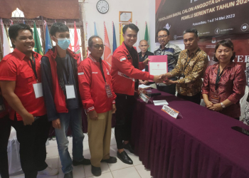 Pengurus PSI Kapuas Hulu saat menyerahkan berkas pendaftaran Bacaleg ke KPU Kapuas Hulu