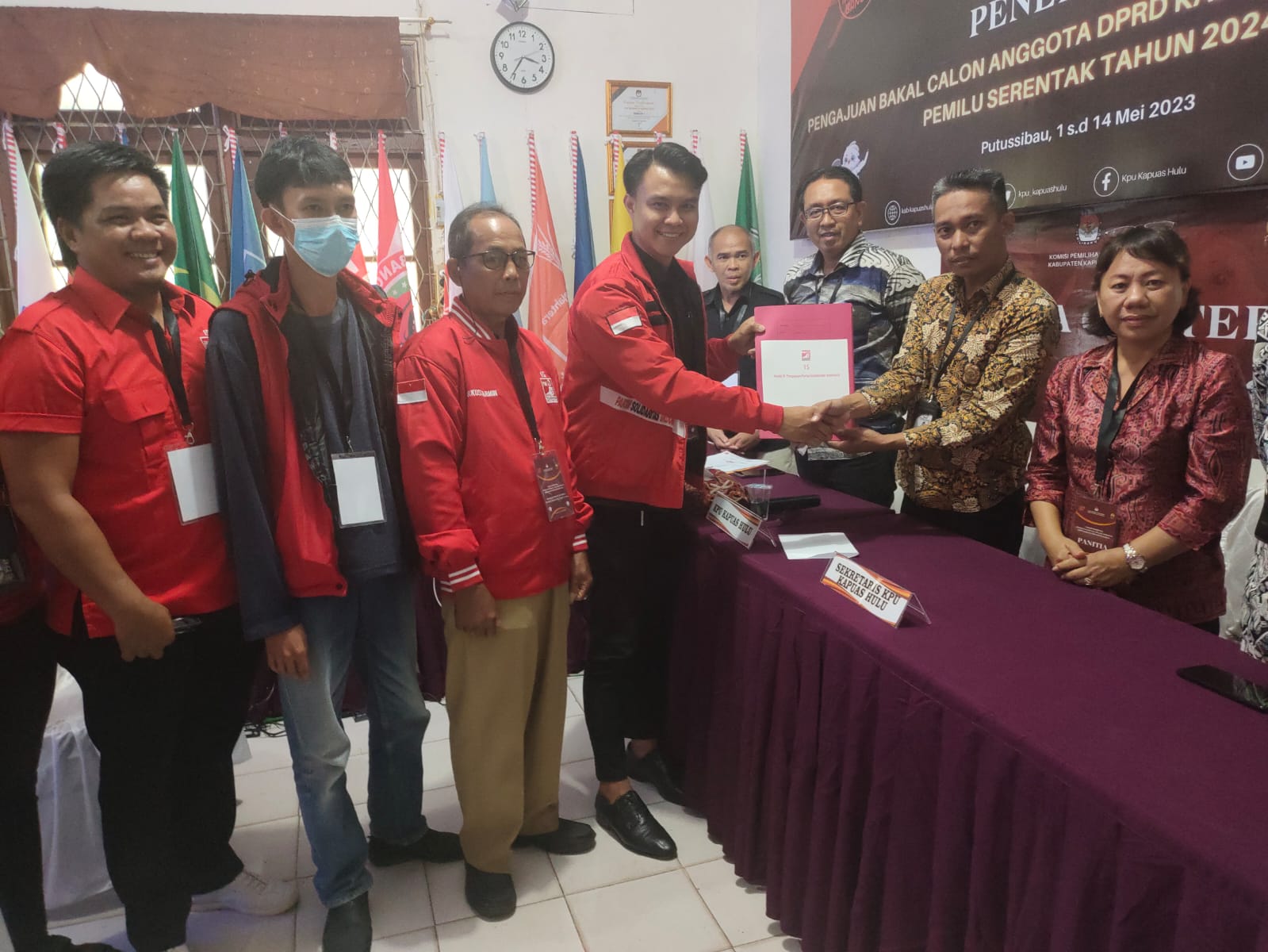 Pengurus PSI Kapuas Hulu saat menyerahkan berkas pendaftaran Bacaleg ke KPU Kapuas Hulu