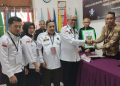Ketua DPC PBB Kapuas Hulu saat menyerahkan berkas pendaftaran Bacaleg PBB Kapuas Hulu kepada KPU