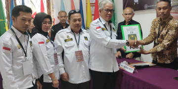 Ketua DPC PBB Kapuas Hulu saat menyerahkan berkas pendaftaran Bacaleg PBB Kapuas Hulu kepada KPU