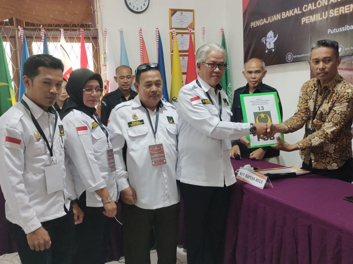 Ketua DPC PBB Kapuas Hulu saat menyerahkan berkas pendaftaran Bacaleg PBB Kapuas Hulu kepada KPU