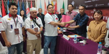 Stevanus Apo Ketua DPD Perindo Kapuas Hulu saat menyerahkan berkas pendaftaran Bacaleg ke KPU Kapuas Hulu