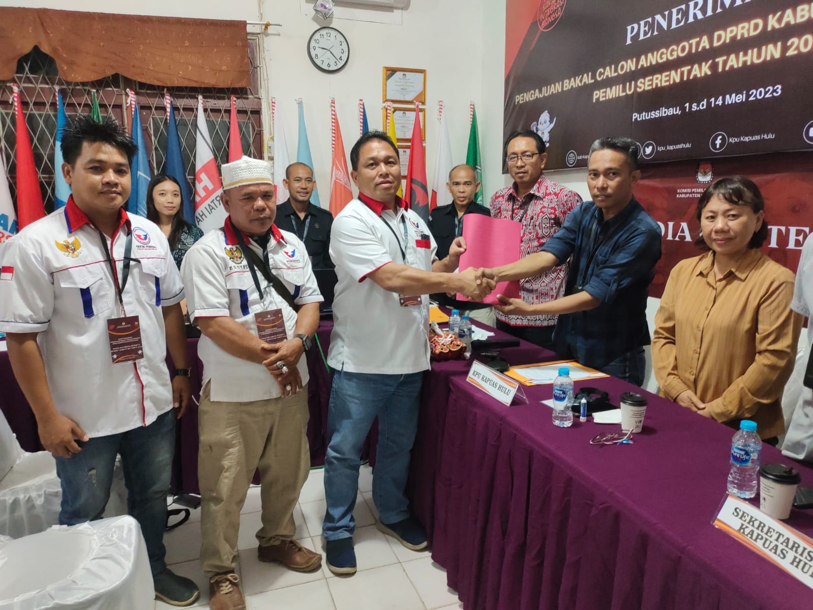 Stevanus Apo Ketua DPD Perindo Kapuas Hulu saat menyerahkan berkas pendaftaran Bacaleg ke KPU Kapuas Hulu