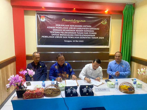 Foto---Penandantangan MoU antara Kejari Sanggau dan KPU Kabupaten Sanggau, Selasa (16/05/2023) di kantor Kejari Sanggau---ist 