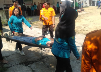 Foto---Didampingi petugas dari BPBD dan Tim Reaksi Cepat (TRC), Petugas Puskesmas Sanggau melakukan simulasi evakuasi korban bencana, Kamis (25/05/2023)--Kiram