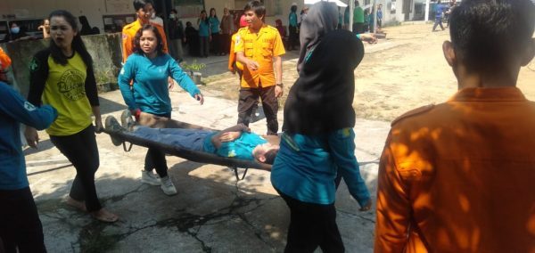 Foto---Didampingi petugas dari BPBD dan Tim Reaksi Cepat (TRC), Petugas Puskesmas Sanggau melakukan simulasi evakuasi korban bencana, Kamis (25/05/2023)--Kiram